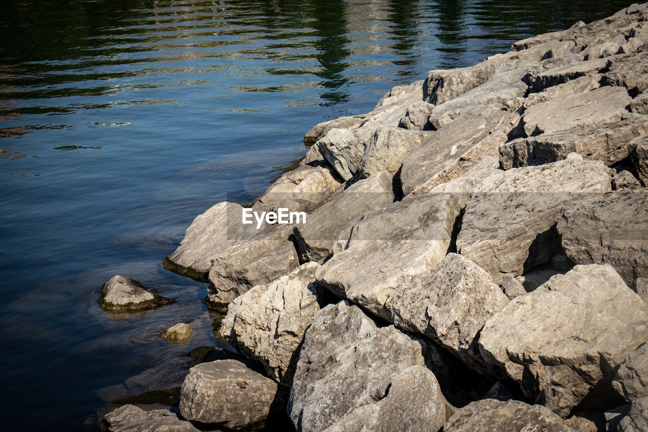 HIGH ANGLE VIEW OF ROCKS AT LAKE