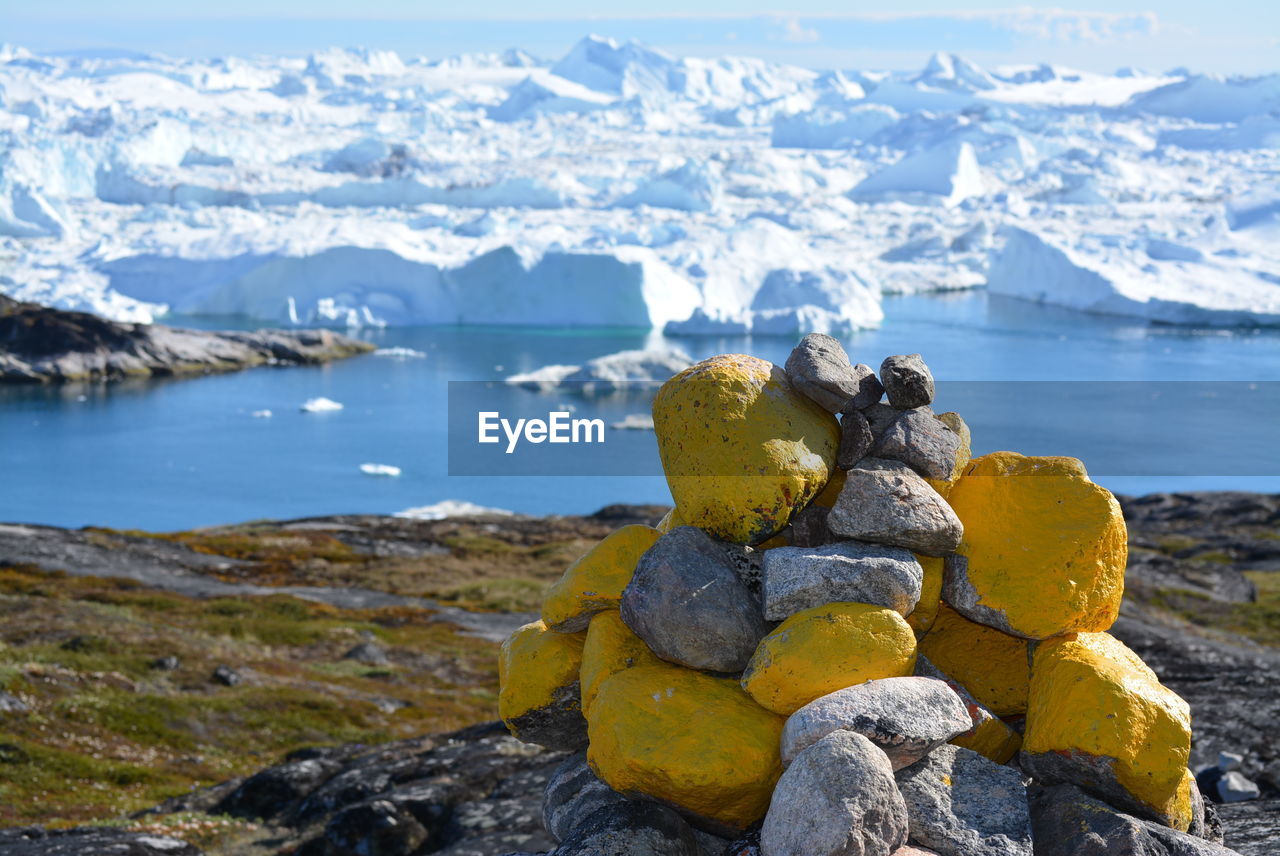 SCENIC VIEW OF SEA AGAINST ROCKS