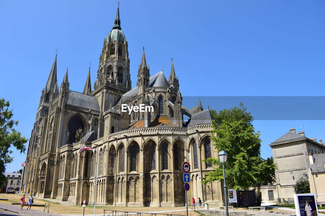 LOW ANGLE VIEW OF HISTORICAL BUILDING AGAINST CLEAR BLUE SKY