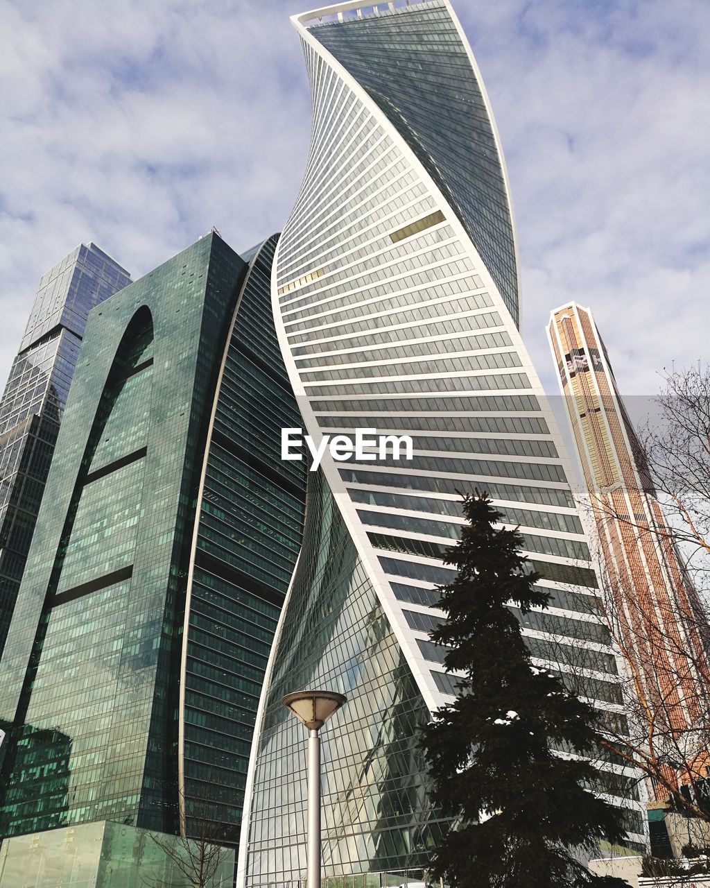 LOW ANGLE VIEW OF BUILDINGS AGAINST SKY