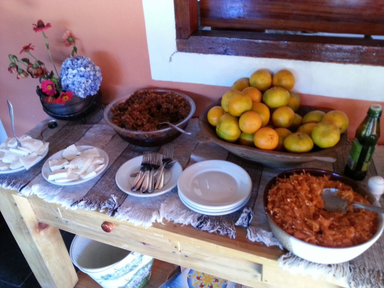 HIGH ANGLE VIEW OF VEGETABLES IN PLATE ON TABLE