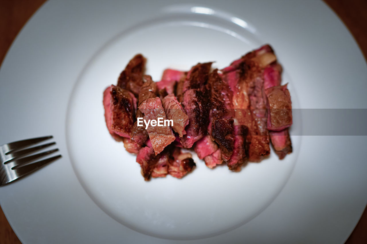 HIGH ANGLE VIEW OF MEAT SERVED IN PLATE