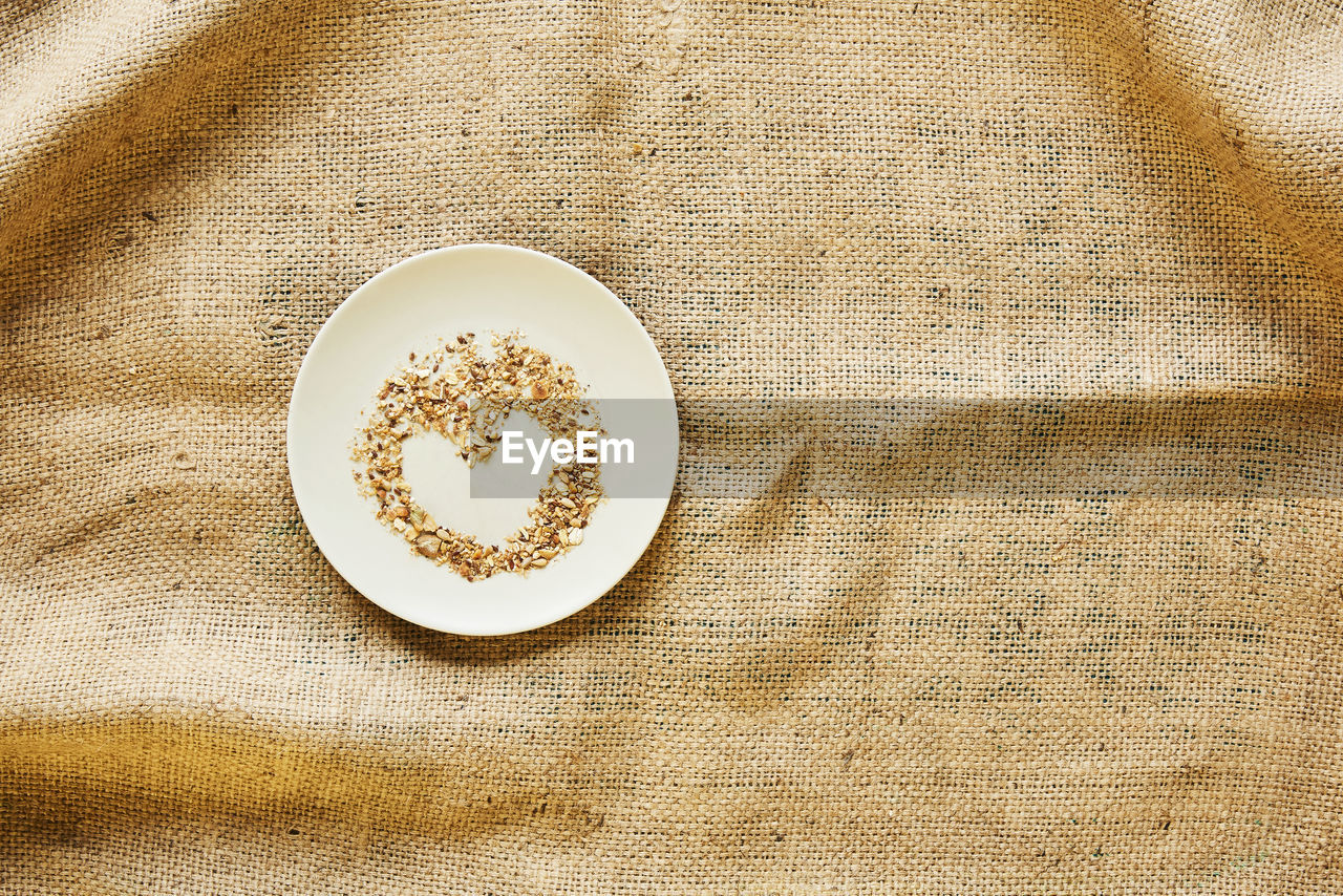 HIGH ANGLE VIEW OF COFFEE IN CUP