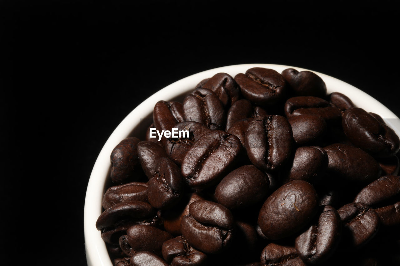 CLOSE-UP OF COFFEE CUP