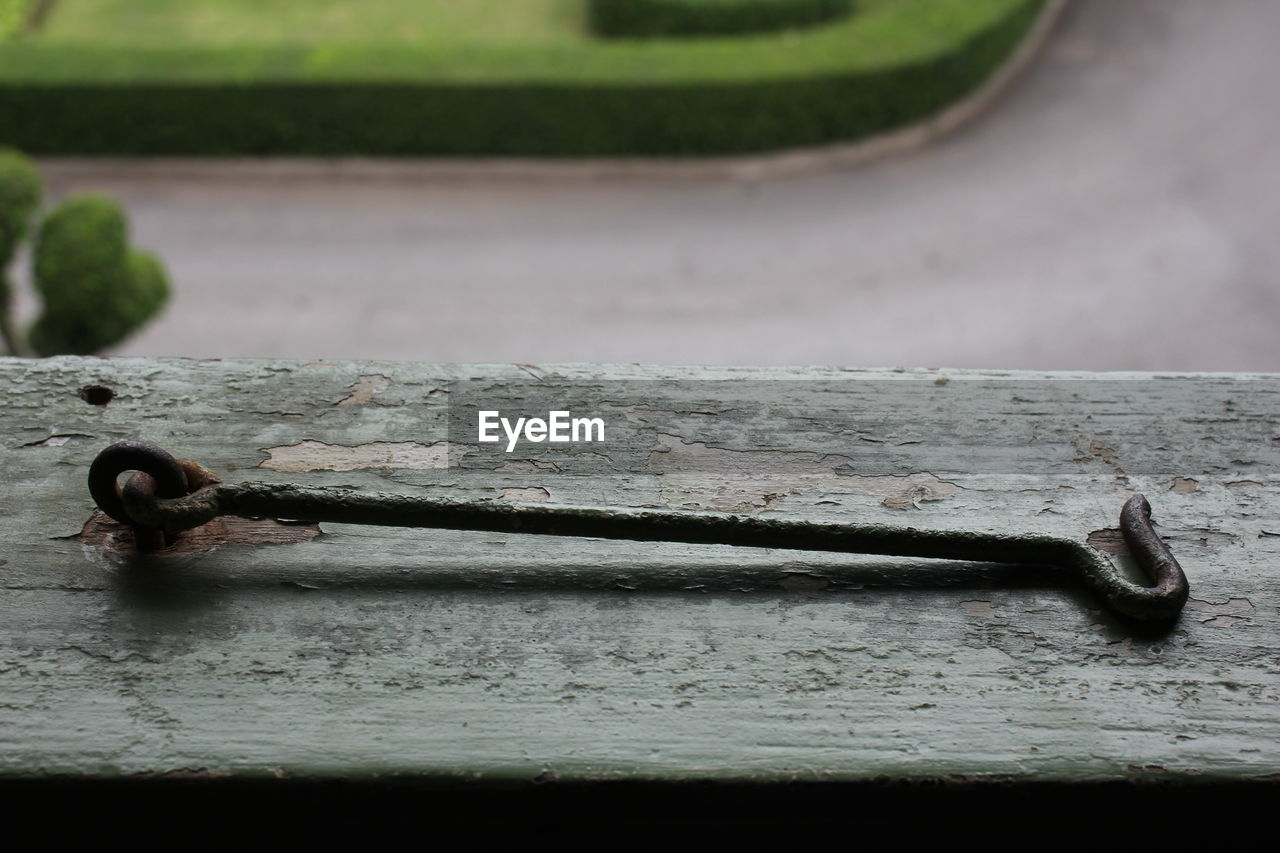 HIGH ANGLE VIEW OF CHAIN ON WOODEN TABLE