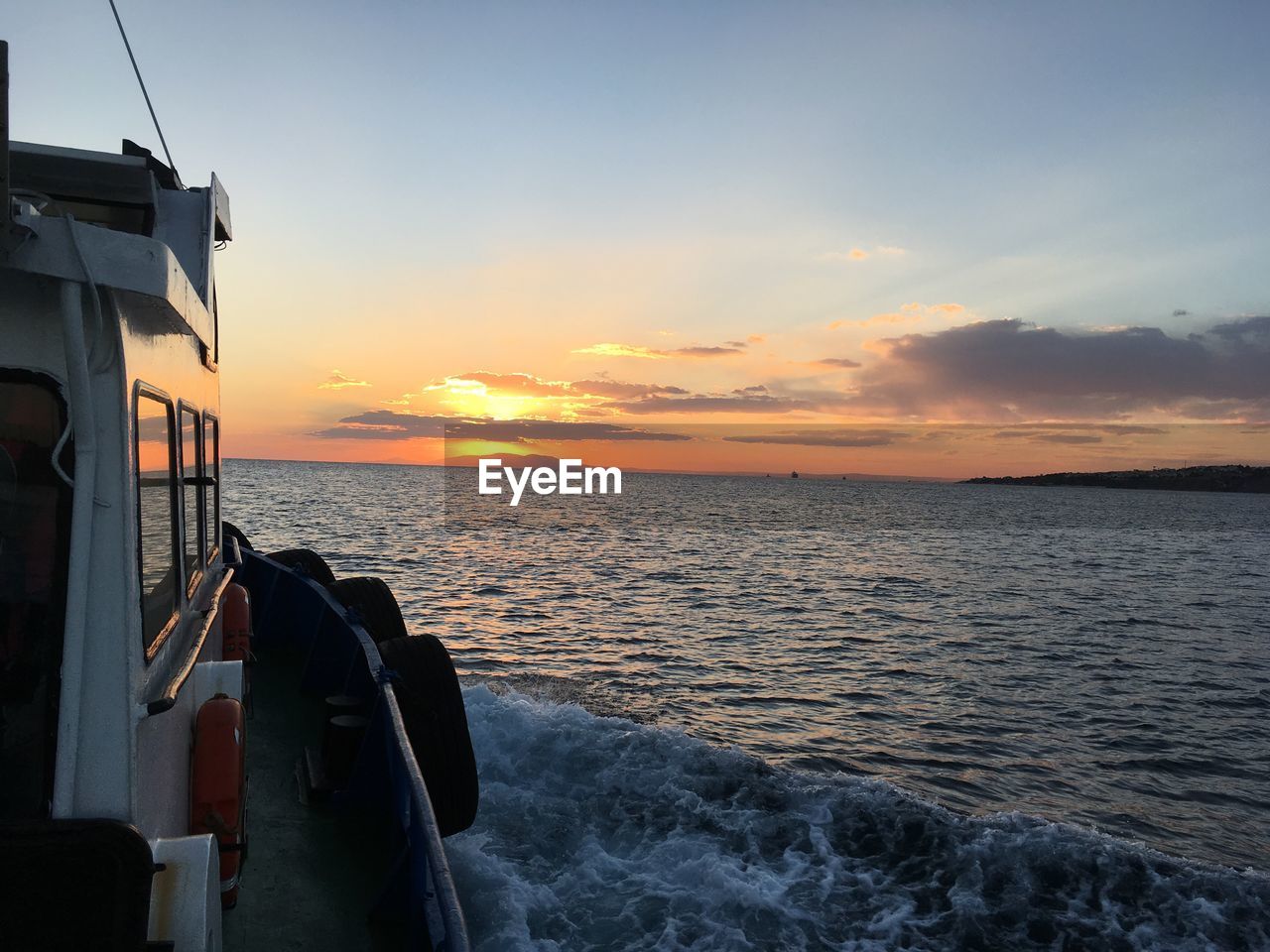 SCENIC VIEW OF SEA AGAINST SUNSET SKY