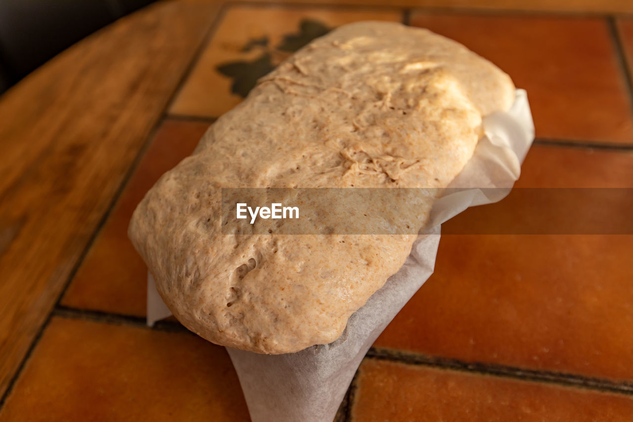 CLOSE-UP OF BREAD ON CUTTING BOARD