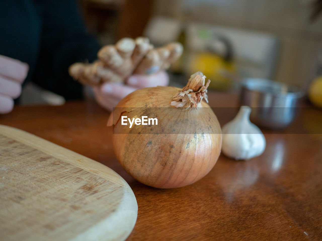 CLOSE-UP OF HAND PREPARING FOOD