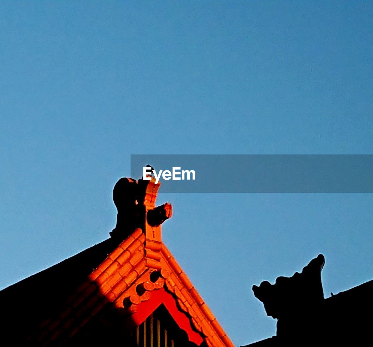 LOW ANGLE VIEW OF SILHOUETTE BIRDS ON ROOF AGAINST SKY