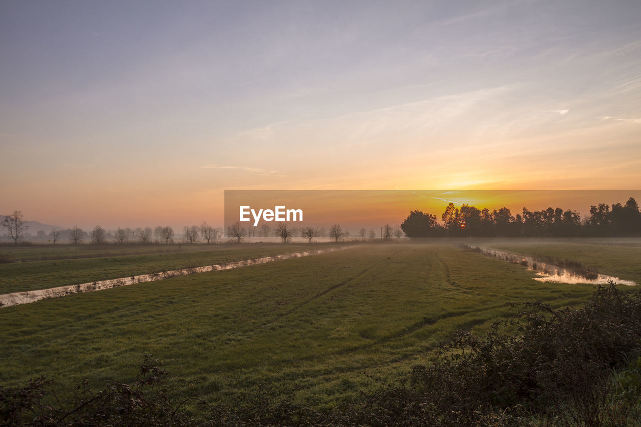 SCENIC VIEW OF LANDSCAPE AGAINST SKY DURING SUNSET