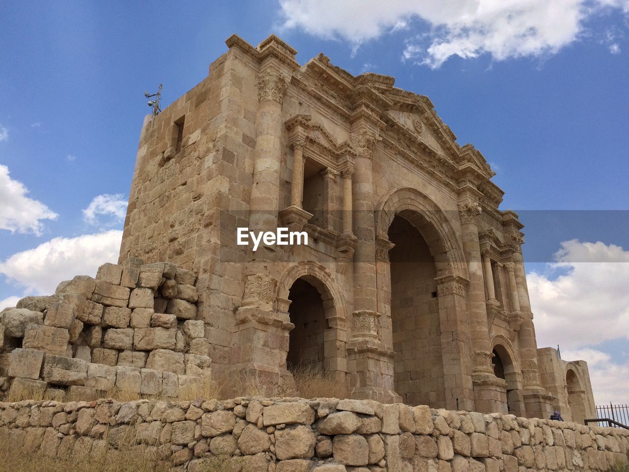 LOW ANGLE VIEW OF OLD RUINS AGAINST SKY