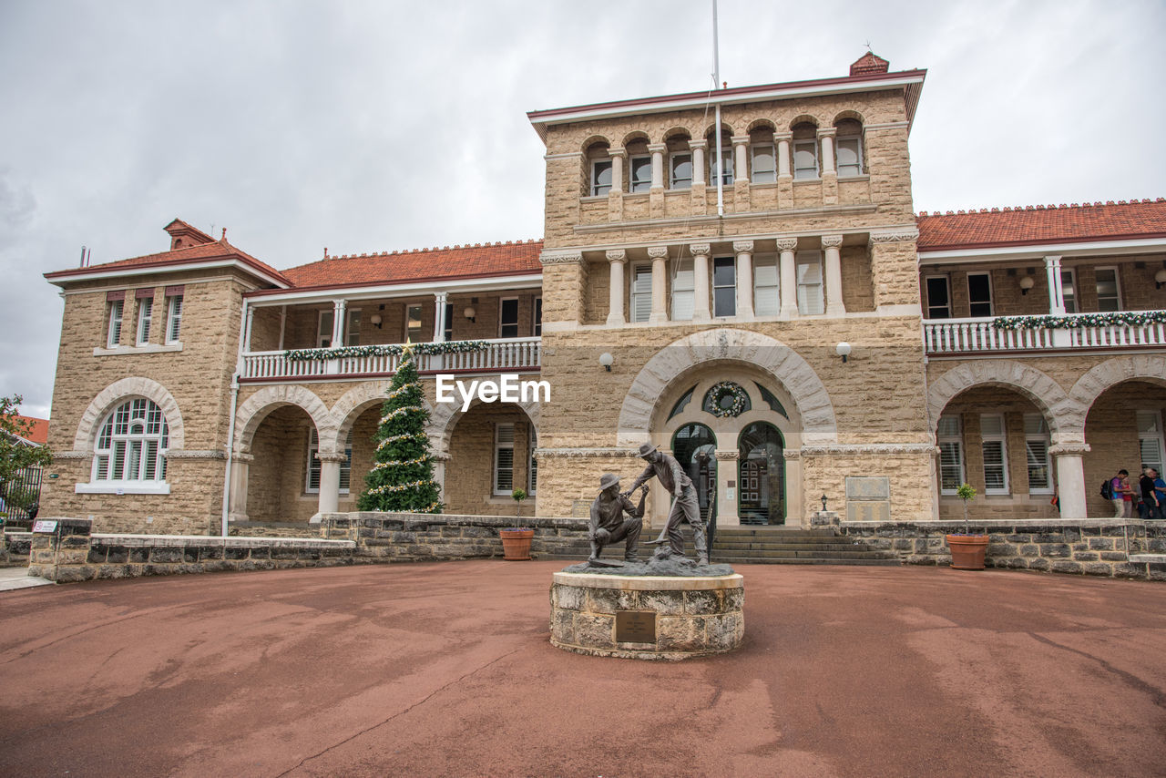 STATUE IN FRONT OF HISTORIC BUILDING