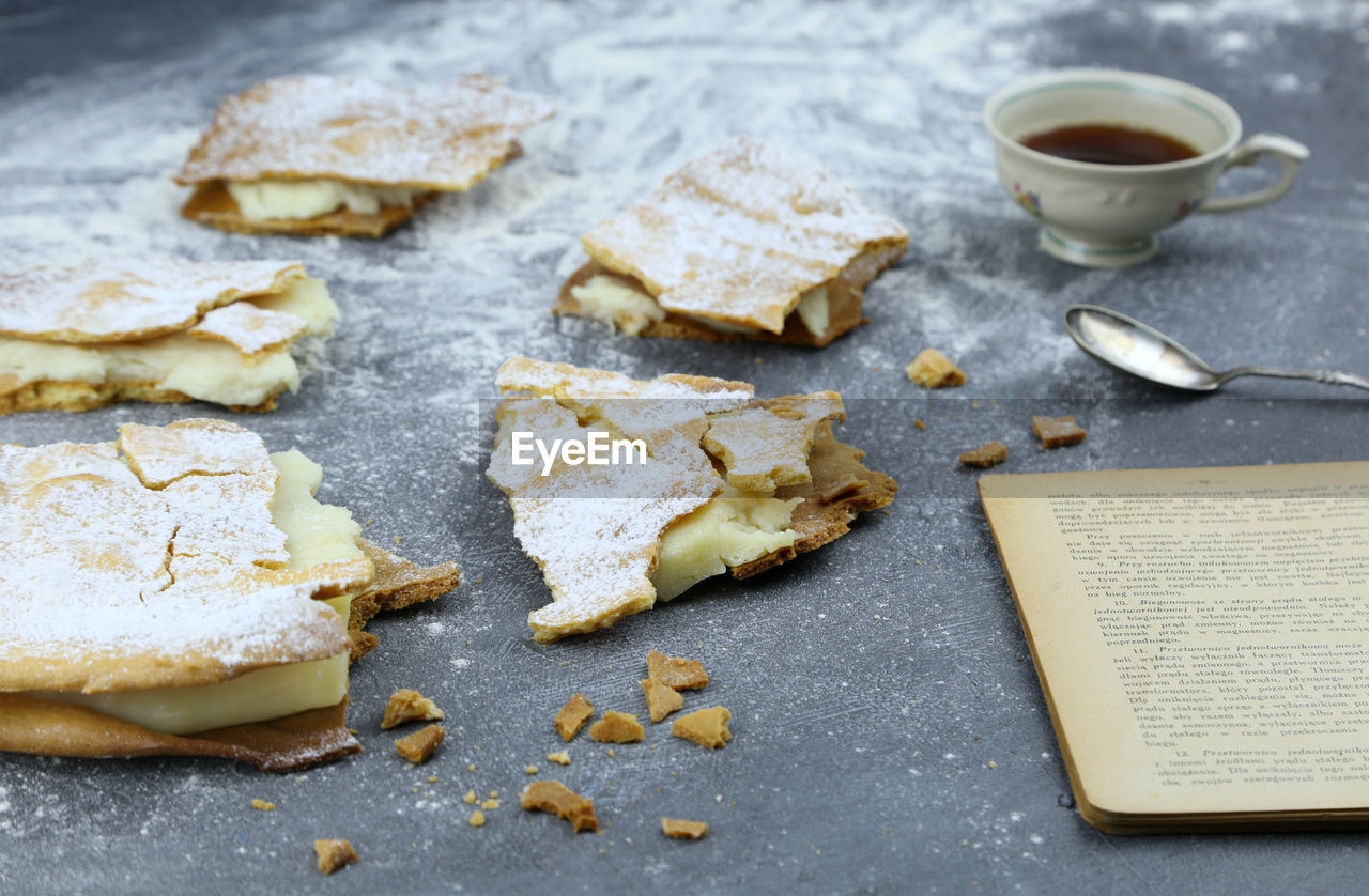 Preparation of homemade cake filled with cream