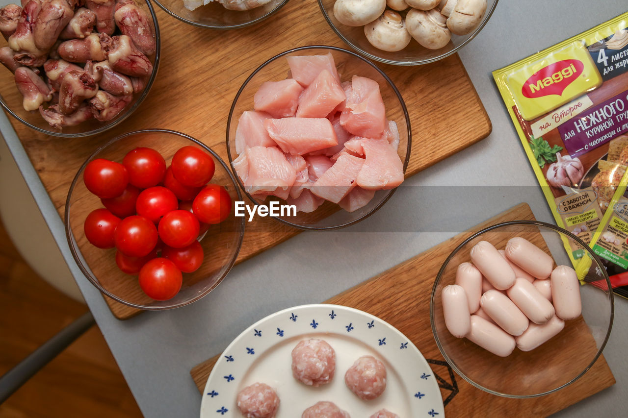 HIGH ANGLE VIEW OF TOMATOES AND VEGETABLES ON TABLE