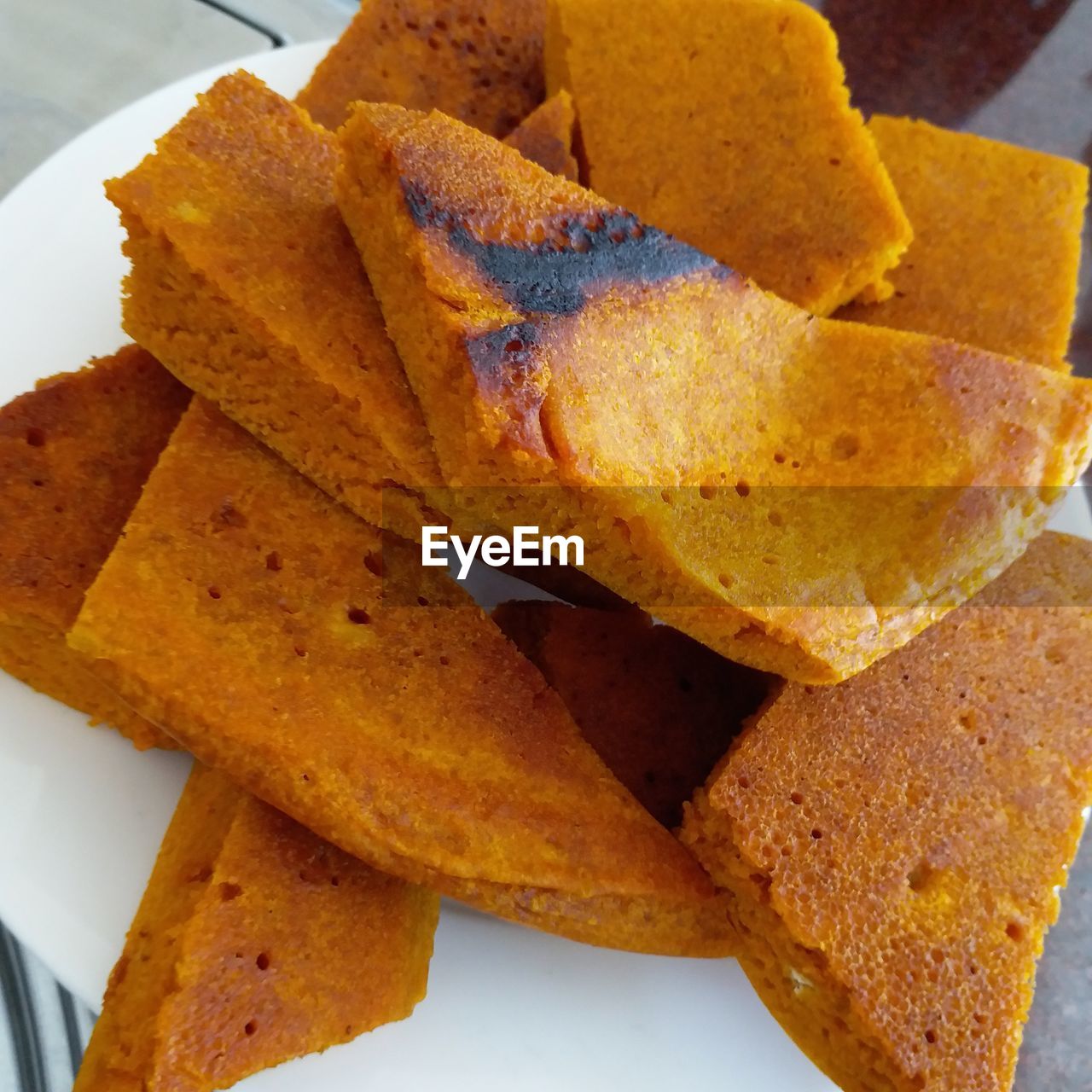 CLOSE-UP OF BREAD IN CONTAINER