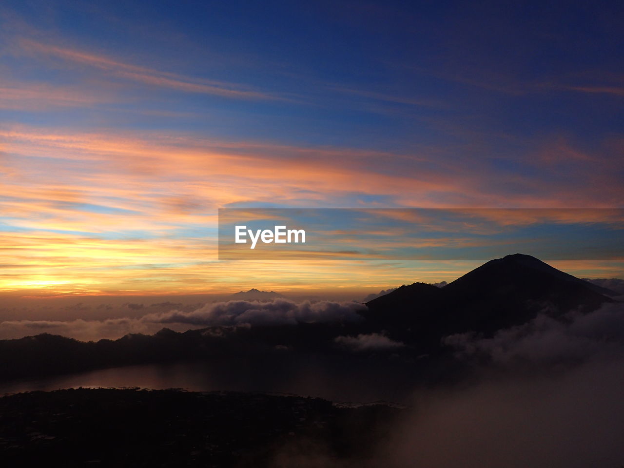 SCENIC VIEW OF SILHOUETTE MOUNTAINS AGAINST SKY