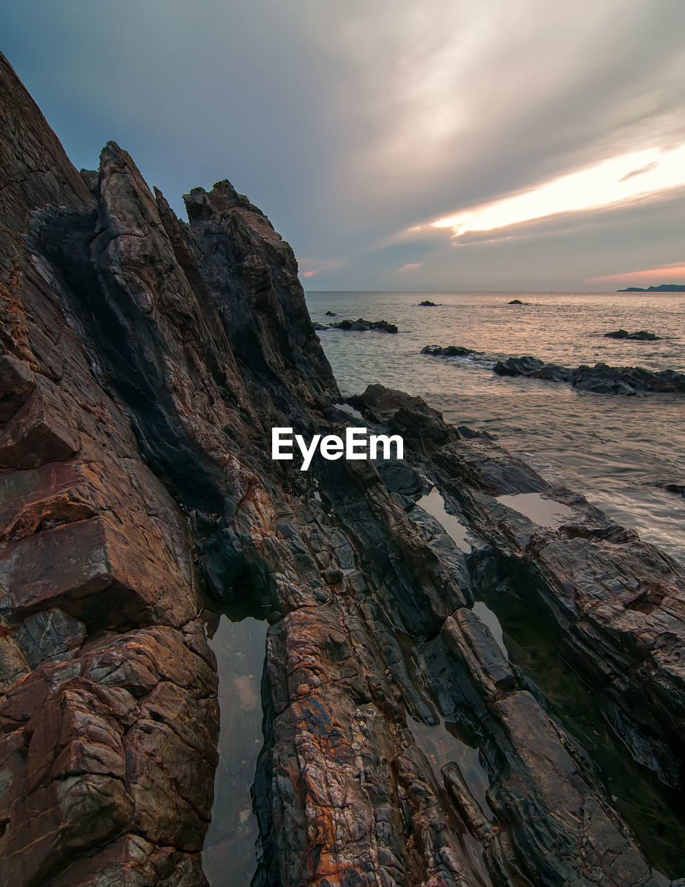 SCENIC VIEW OF SEA BY CLIFF AGAINST SKY