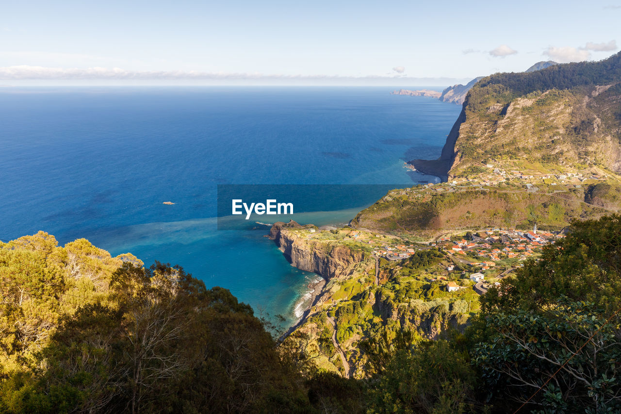 HIGH ANGLE VIEW OF SEA AGAINST BLUE SKY