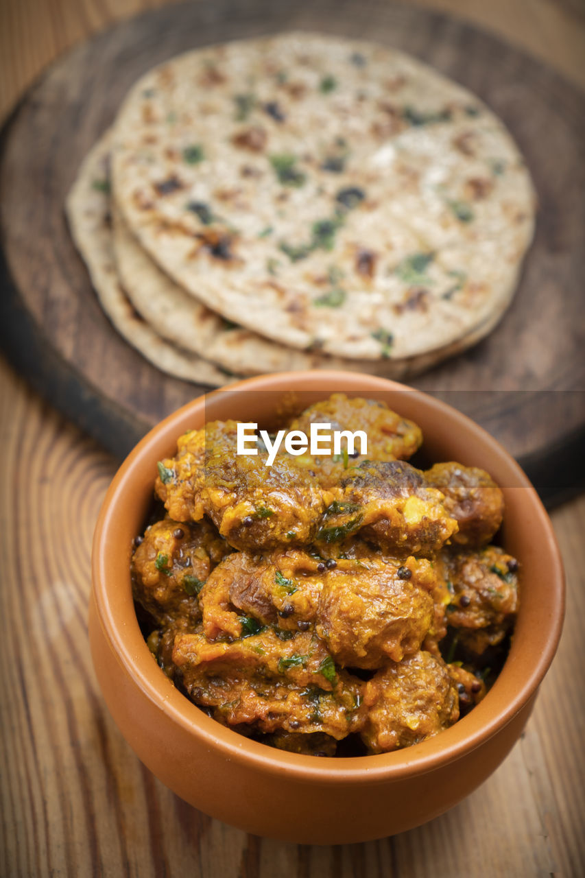 HIGH ANGLE VIEW OF FOOD IN PLATE ON TABLE