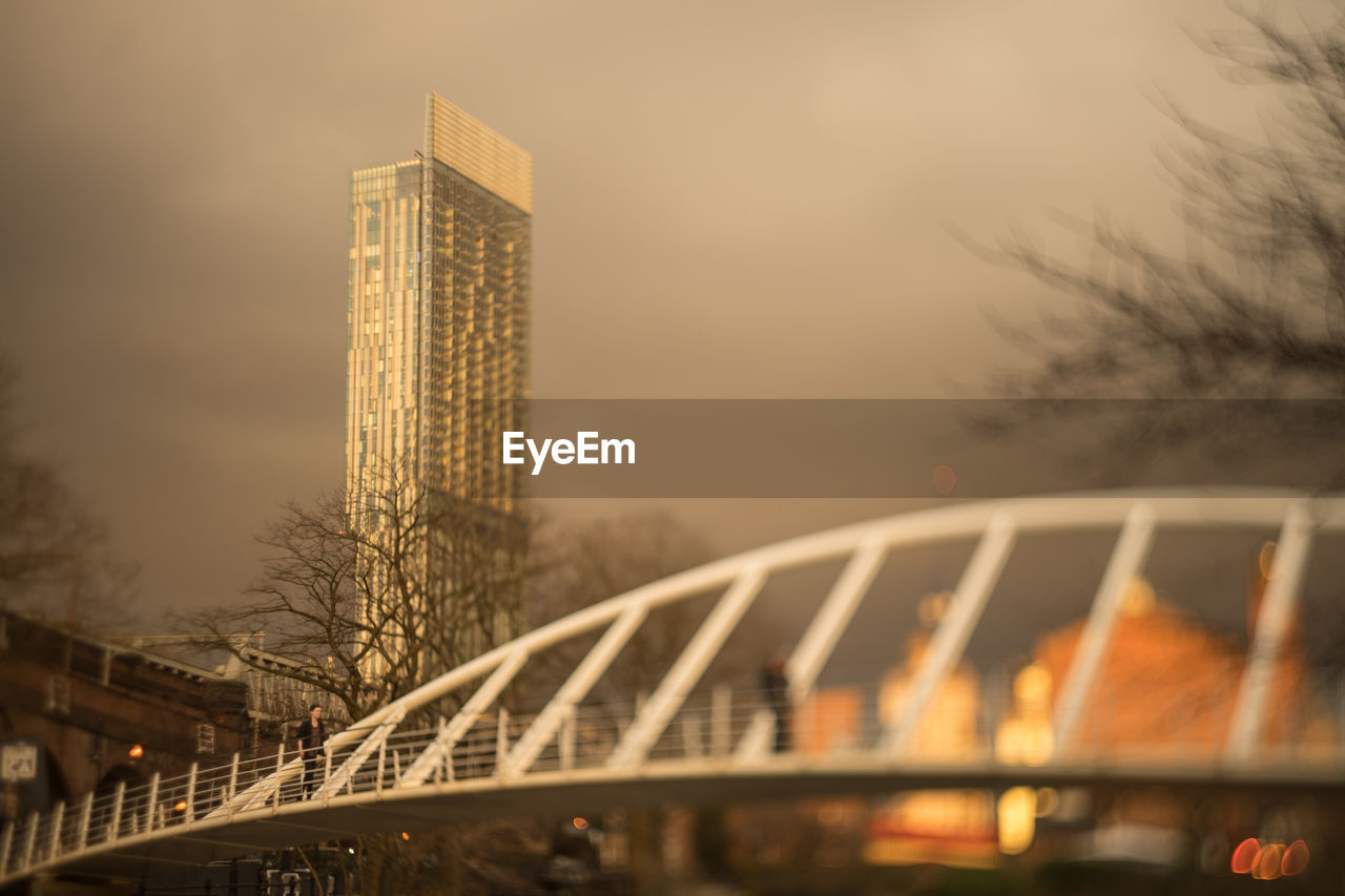 VIEW OF BRIDGE AND BUILDINGS AGAINST SKY