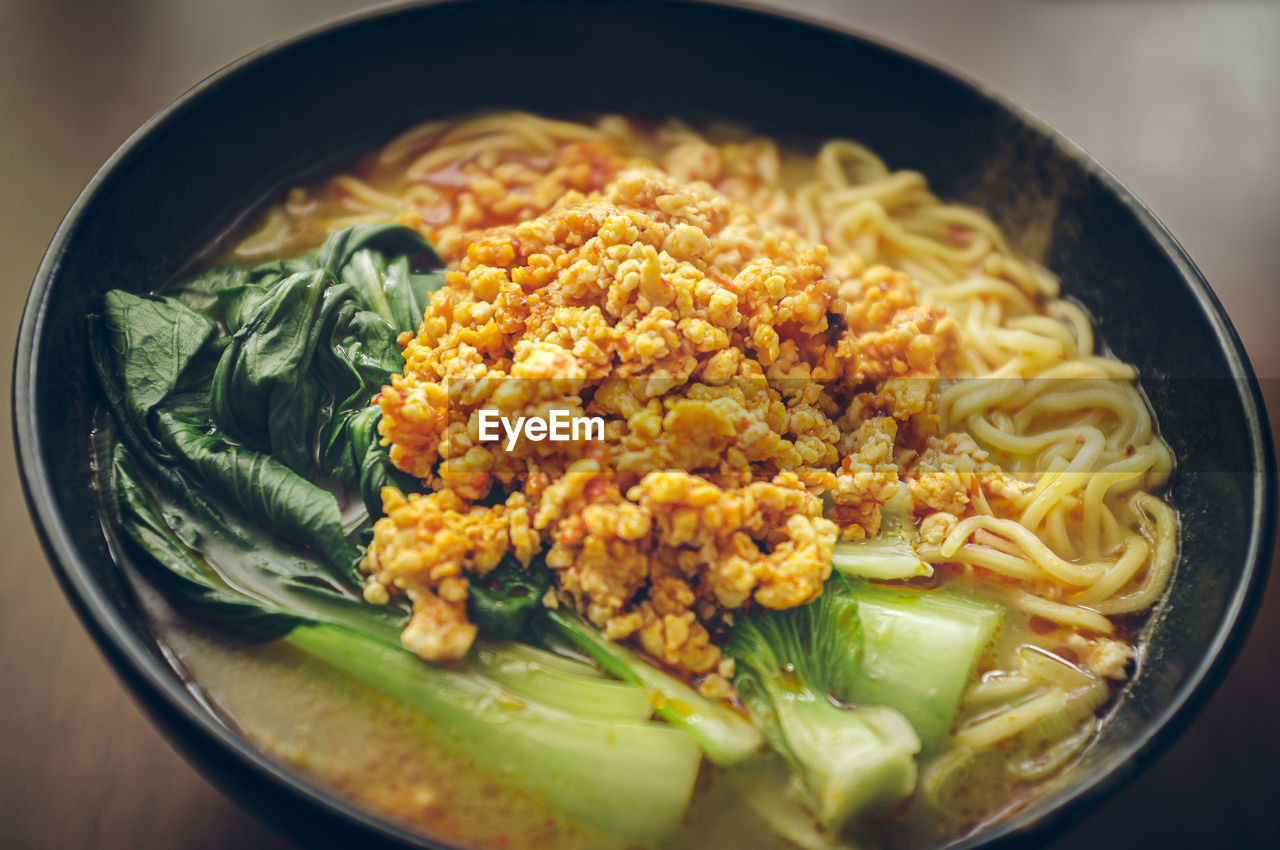 HIGH ANGLE VIEW OF NOODLES IN BOWL