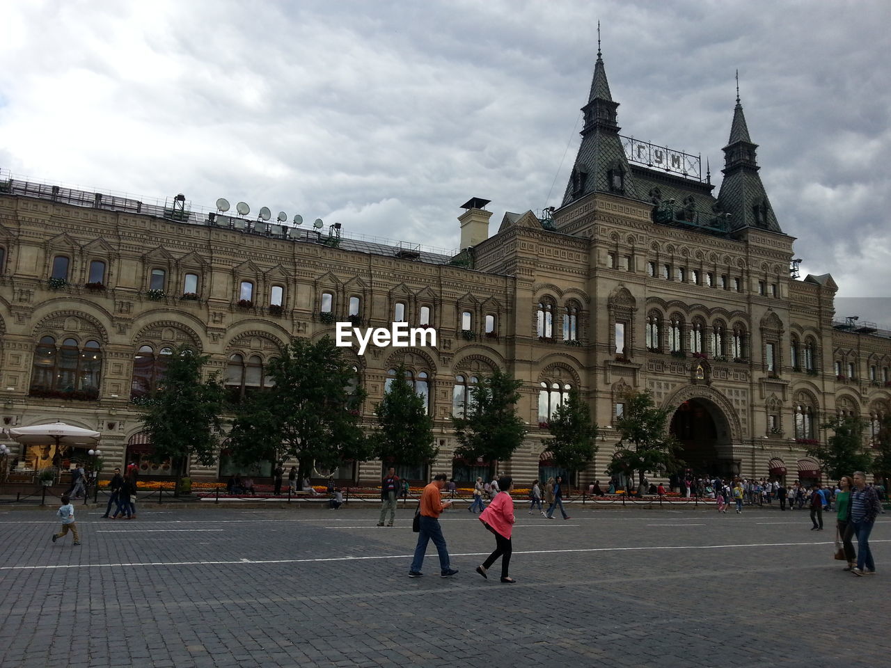 TOURISTS AT A CITY