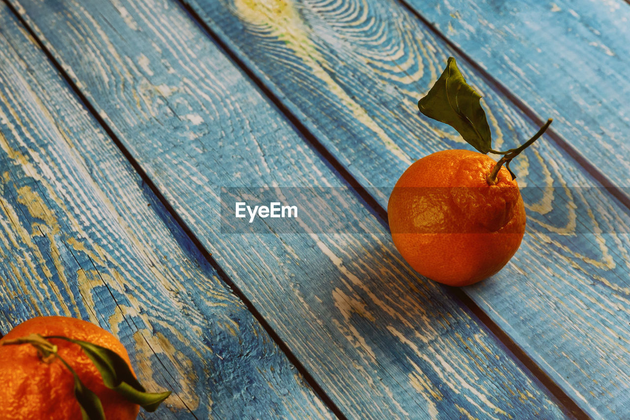 HIGH ANGLE VIEW OF ORANGE SLICE ON TABLE