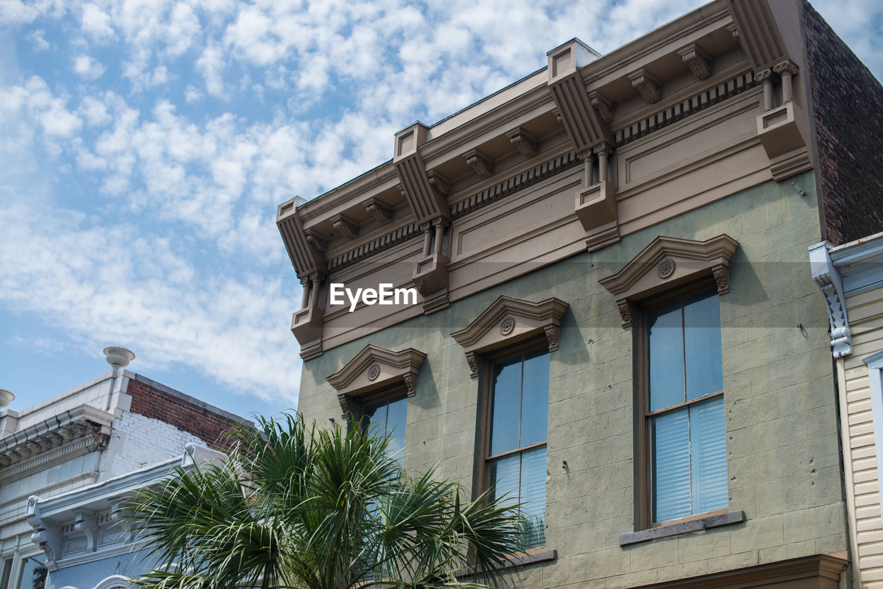 LOW ANGLE VIEW OF BUILDINGS AGAINST SKY