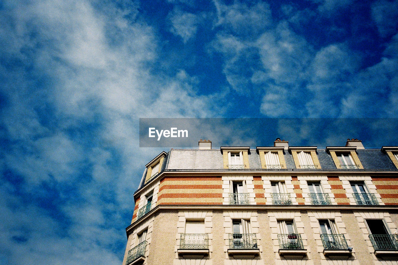 LOW ANGLE VIEW OF BUILDING AGAINST SKY