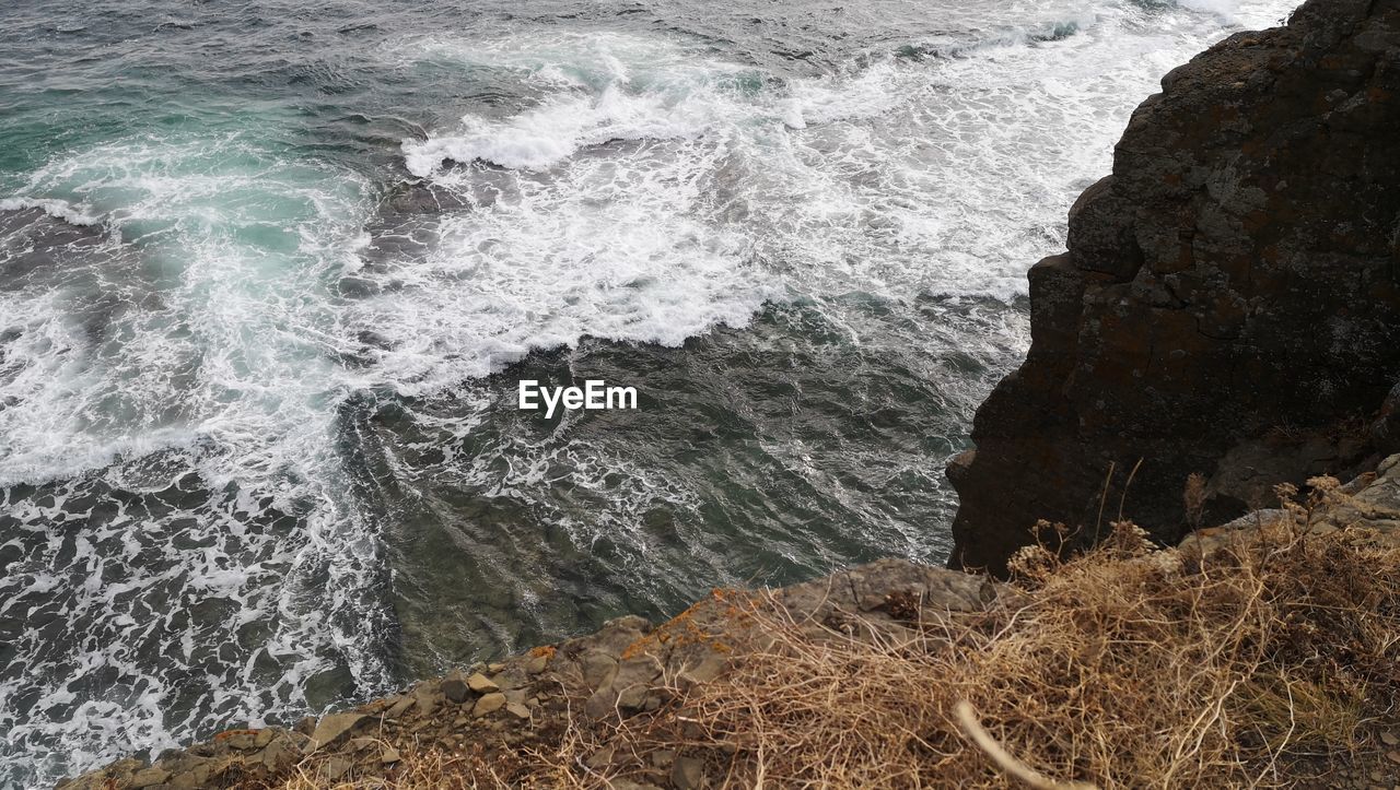 HIGH ANGLE VIEW OF SEA WAVES