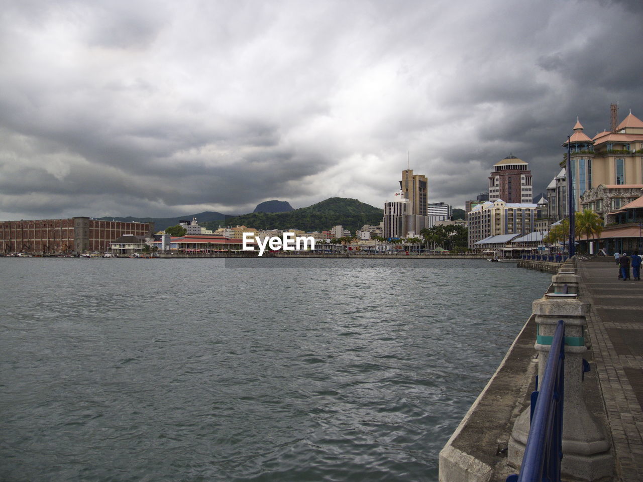 VIEW OF BUILDINGS AGAINST CLOUDY SKY