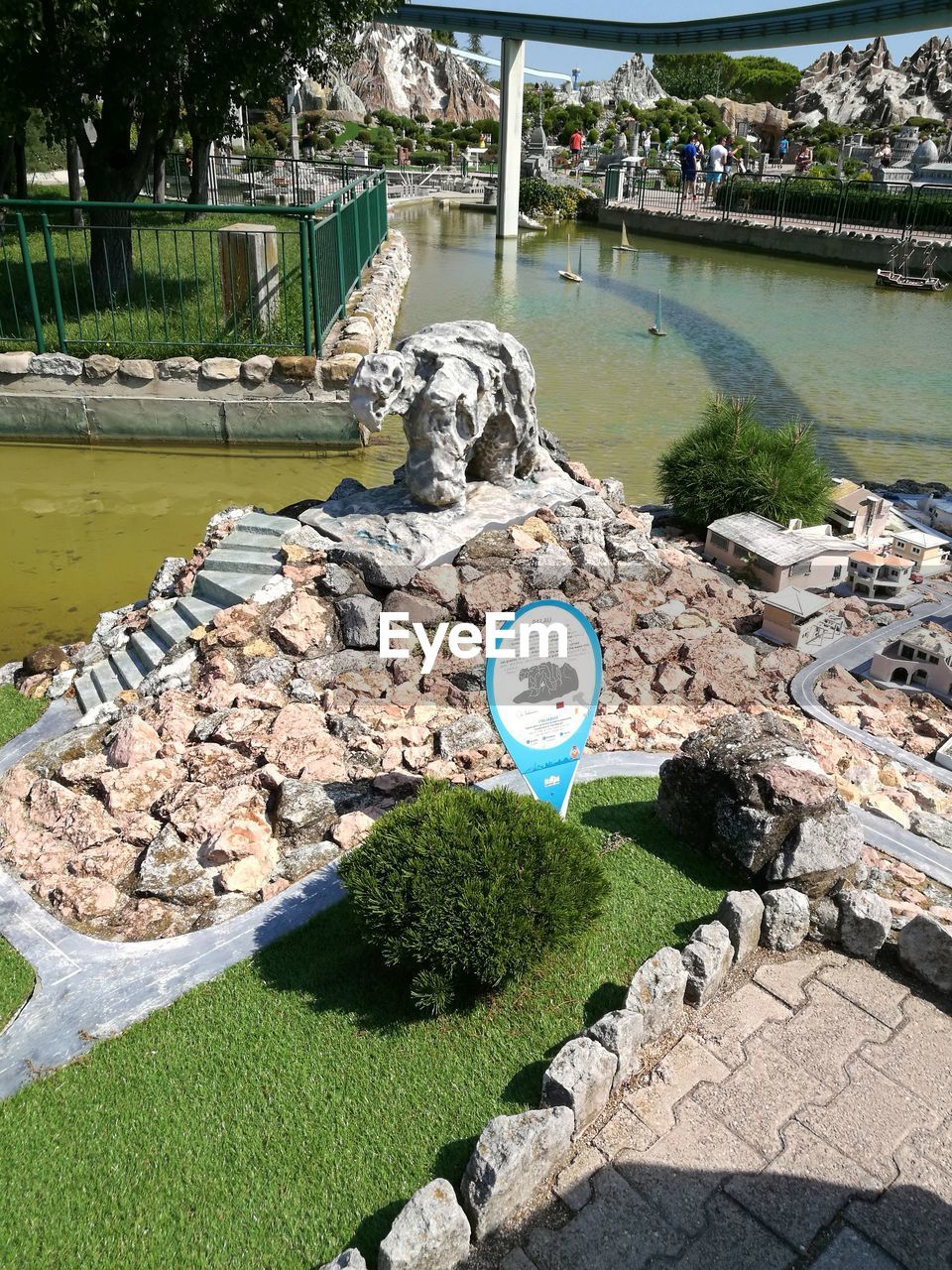 HIGH ANGLE VIEW OF ROCKS AND PLANTS IN LAKE