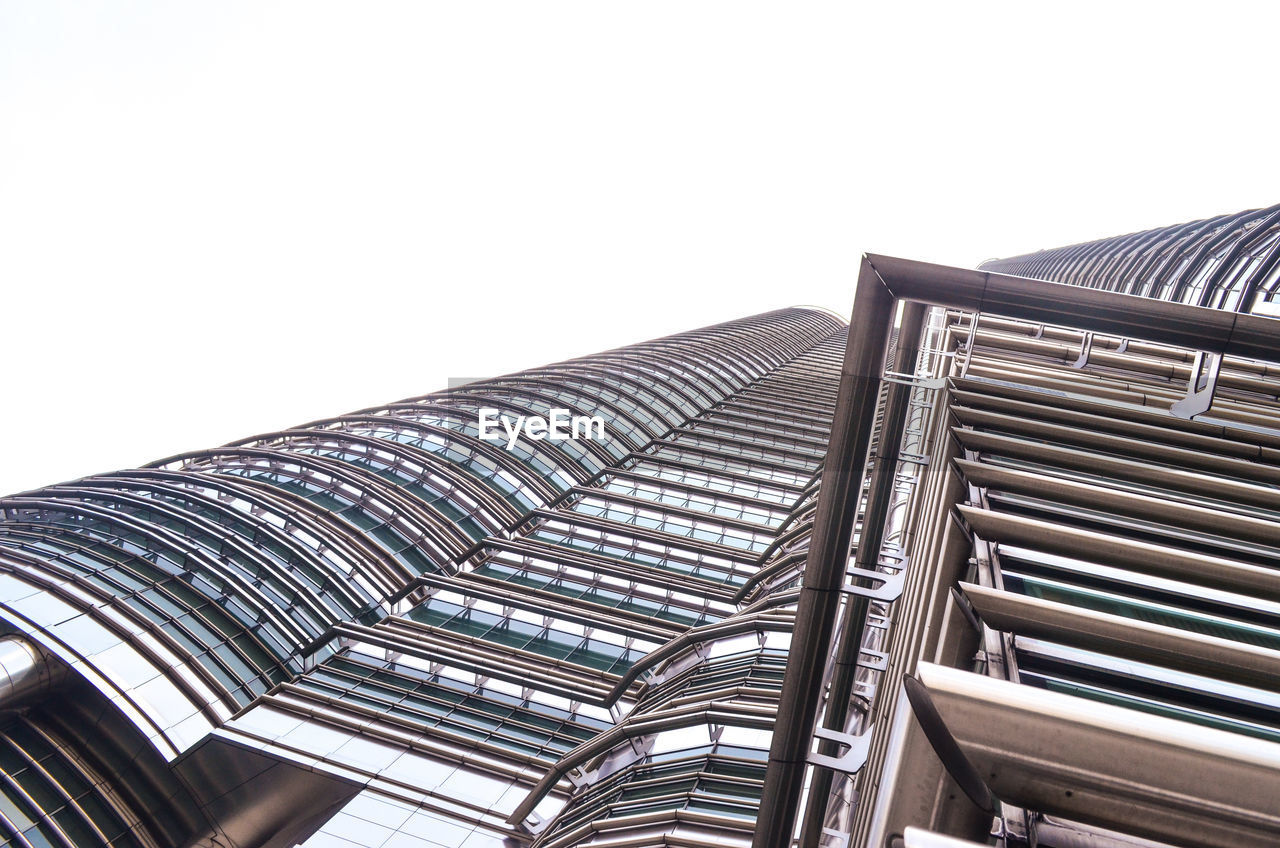 LOW ANGLE VIEW OF BUILT STRUCTURE AGAINST SKY