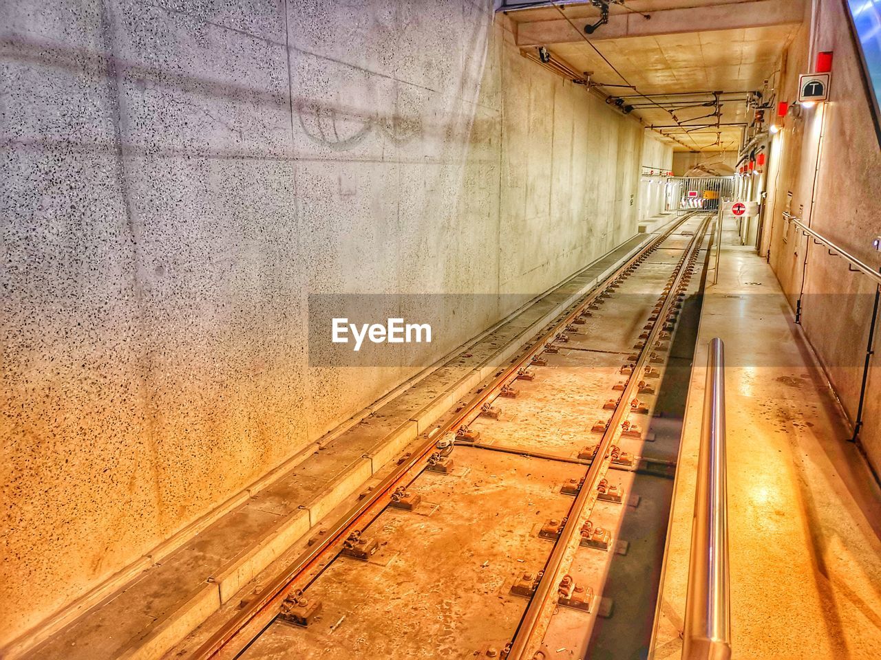 VIEW OF RAILROAD TRACKS ALONG WALLS