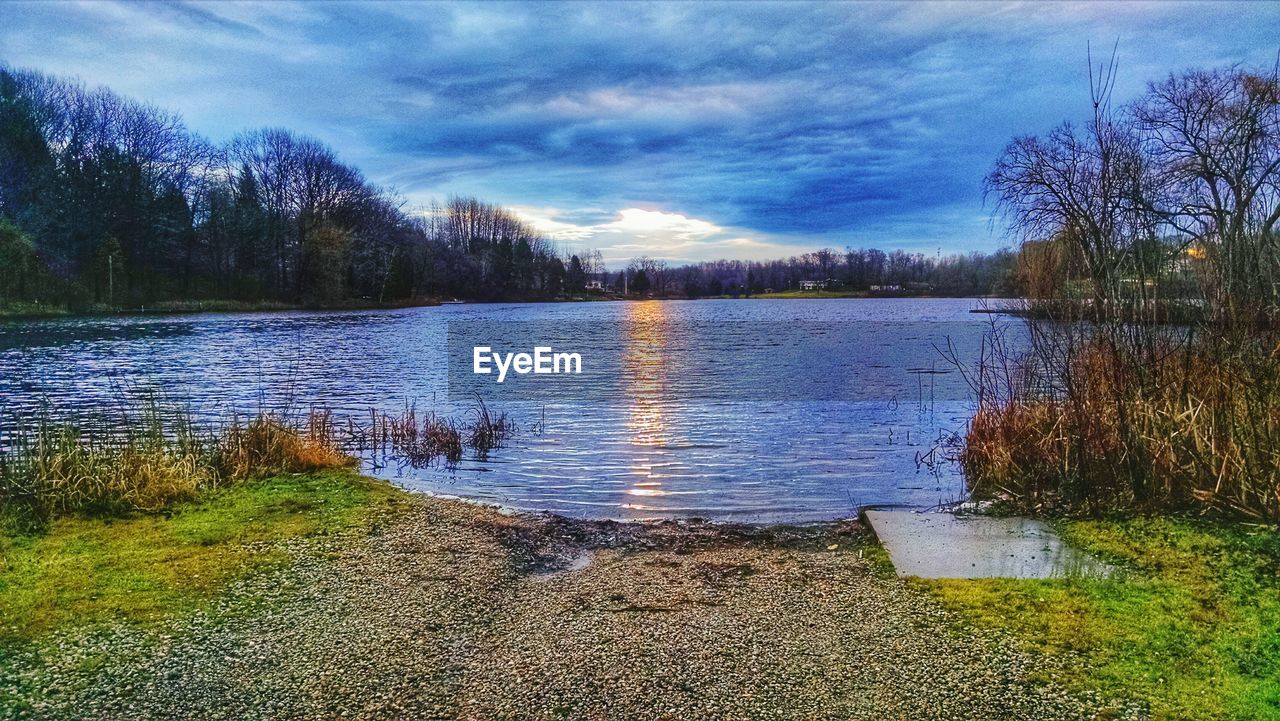 SCENIC VIEW OF LAKE AGAINST CLOUDY SKY