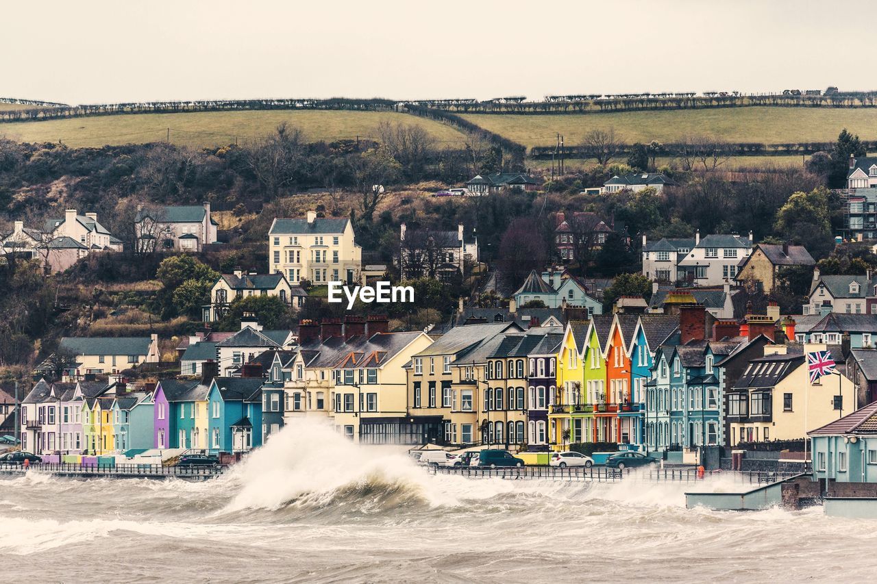 BUILDINGS BY SEA AGAINST SKY