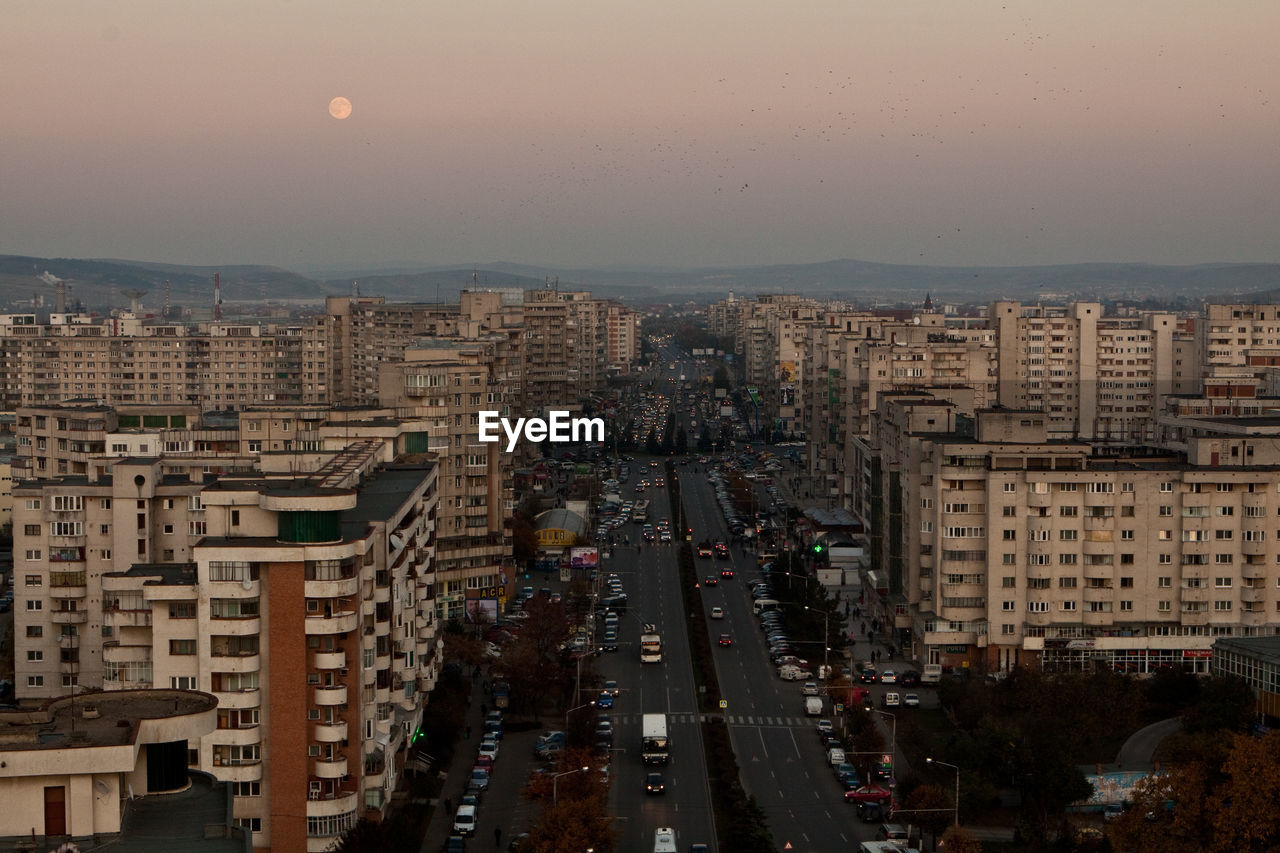 HIGH ANGLE VIEW OF BUILDINGS AGAINST SKY