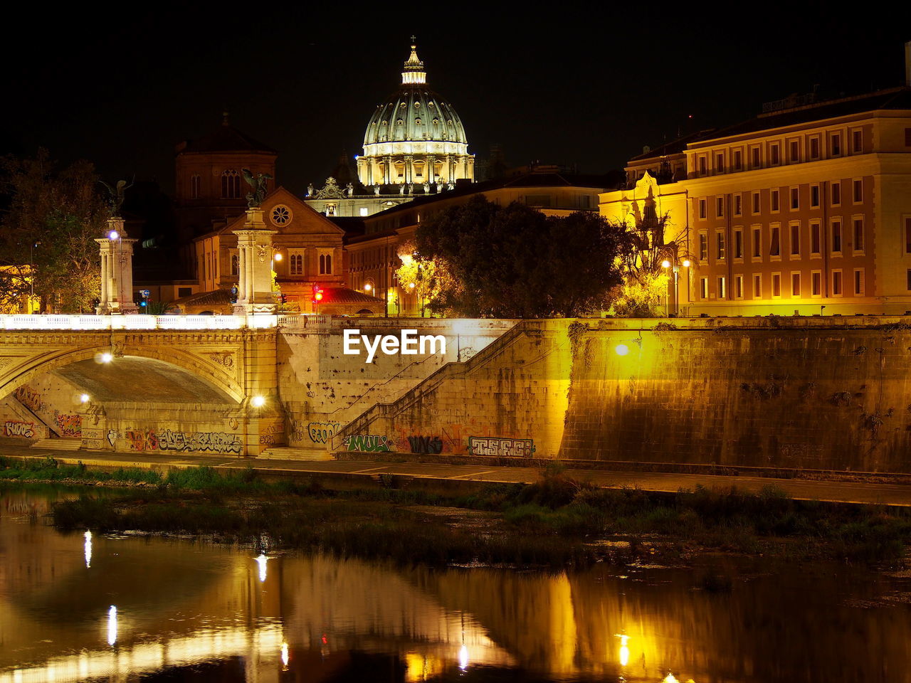 REFLECTION OF ILLUMINATED BUILDINGS IN CITY