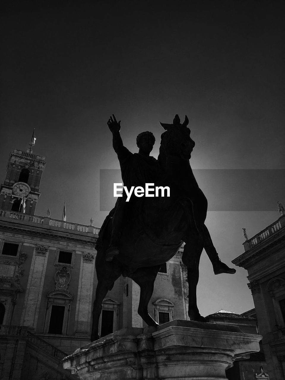 LOW ANGLE VIEW OF STATUE IN CITY AGAINST SKY