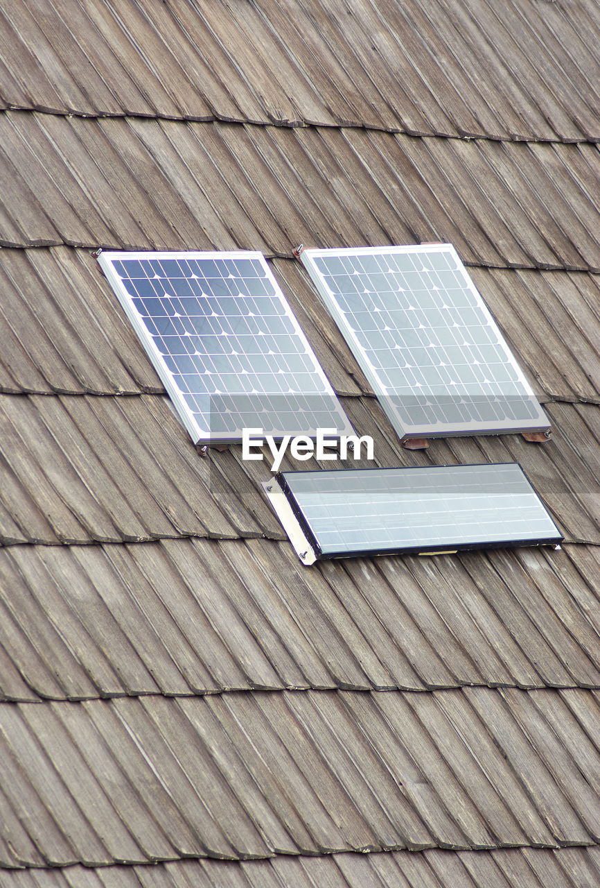 HIGH ANGLE VIEW OF HAND HOLDING ROOF