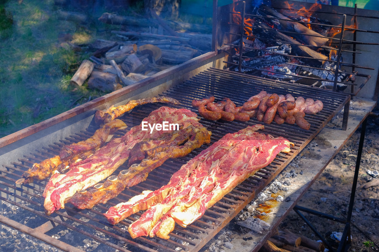 HIGH ANGLE VIEW OF MEAT ON BARBECUE