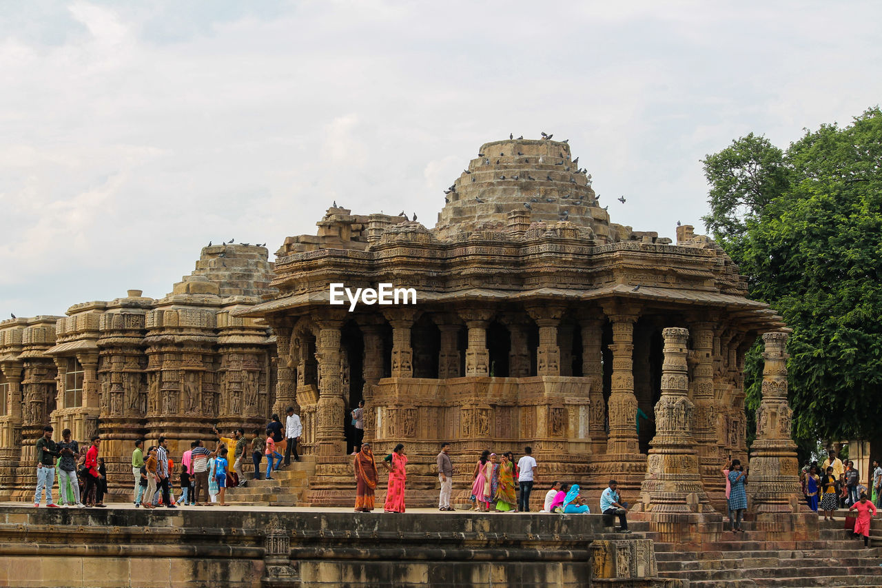 GROUP OF PEOPLE AT HISTORICAL BUILDING