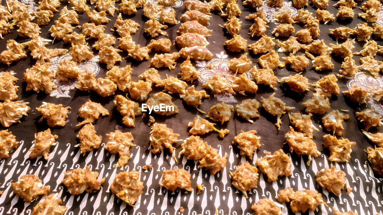 HIGH ANGLE VIEW OF COOKIES IN PLATE