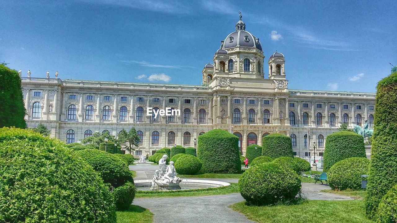 Naturhistorisches museum against blue sky