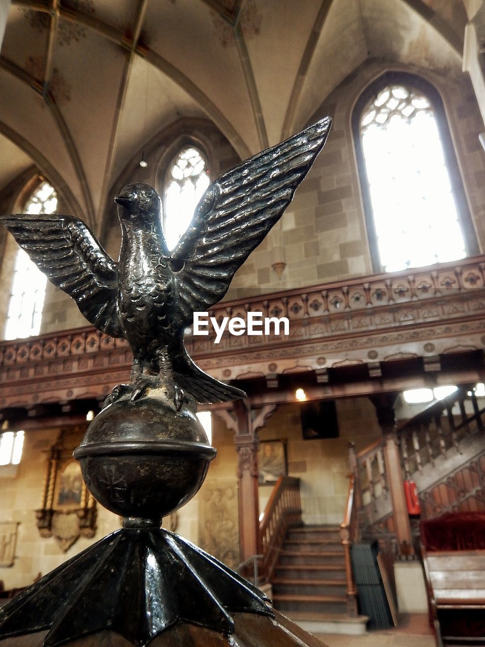 LOW ANGLE VIEW OF STATUES IN TEMPLE