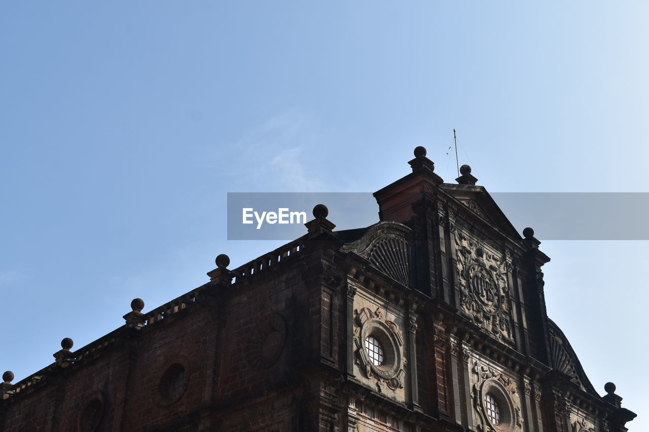 LOW ANGLE VIEW OF HISTORIC BUILDING AGAINST CLEAR BLUE SKY