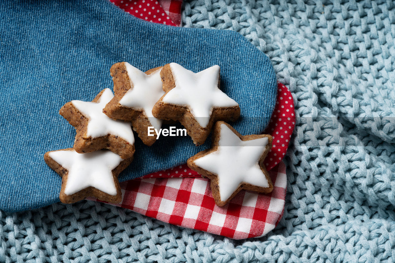 HIGH ANGLE VIEW OF COOKIES