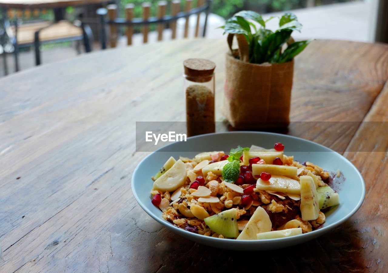 HIGH ANGLE VIEW OF FOOD ON TABLE