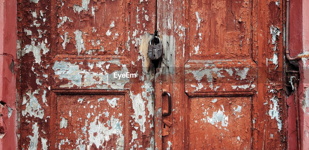 FULL FRAME SHOT OF WEATHERED DOOR