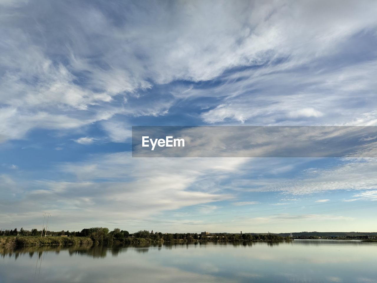 IDYLLIC VIEW OF LAKE AGAINST SKY